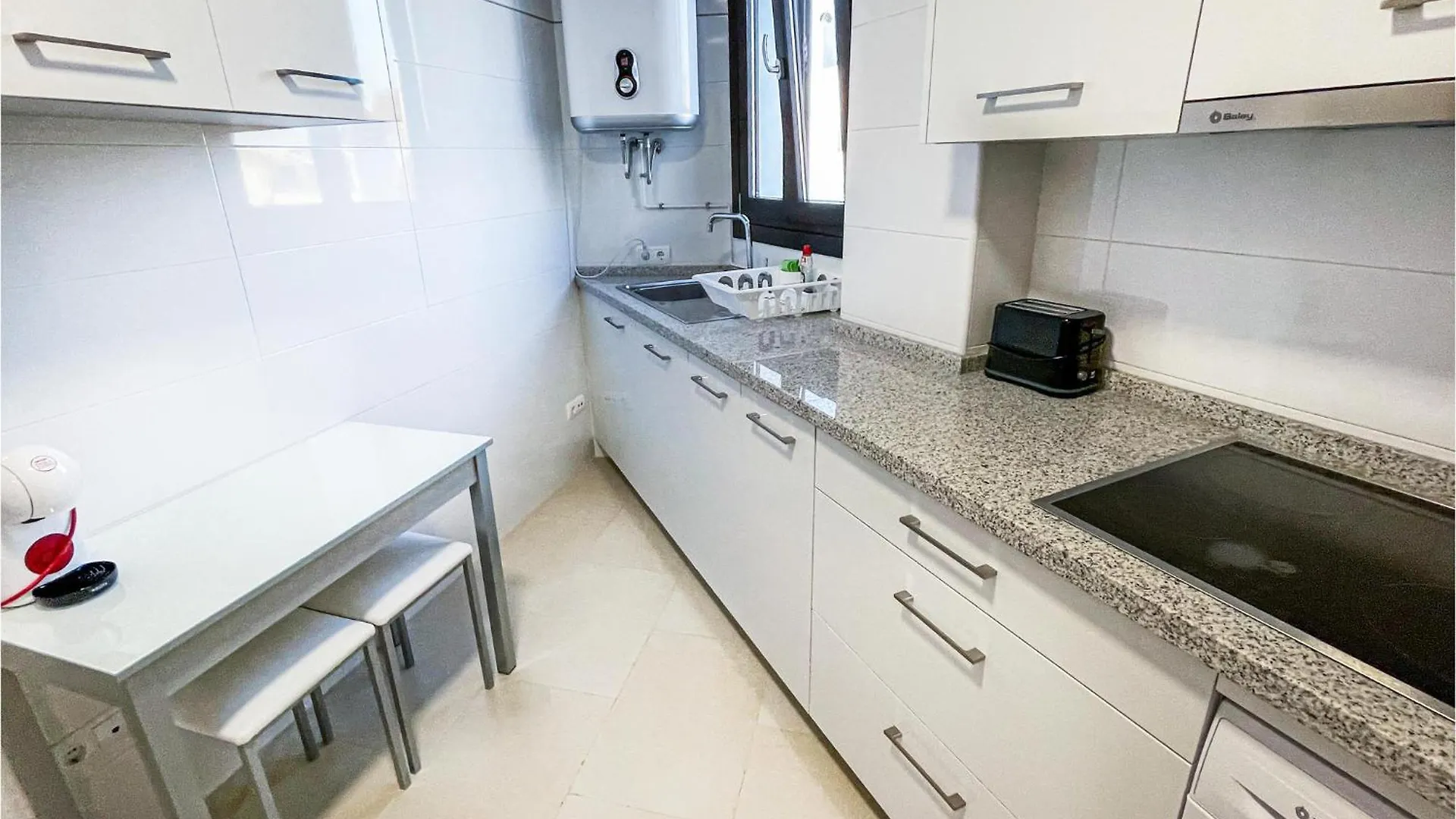 Gorgeous Apartment In Estepona With Kitchen