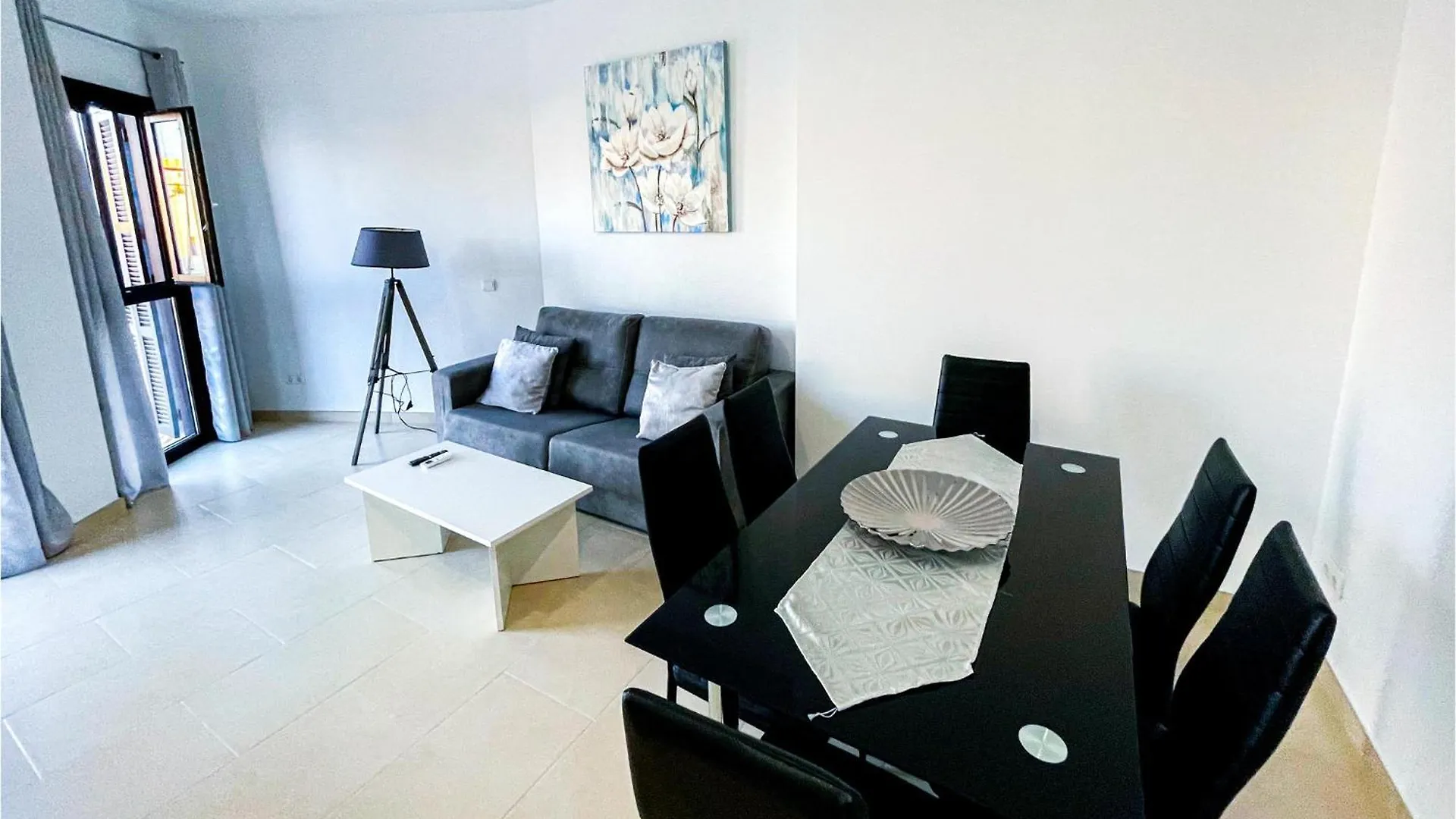 Gorgeous Apartment In Estepona With Kitchen Spanje